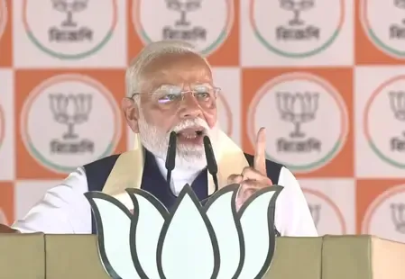 बोंगांव में पीएम मोदी का टीएमसी पर वार: 'मां रोई, माटी बिकी, मानुष हुआ बेघर'
