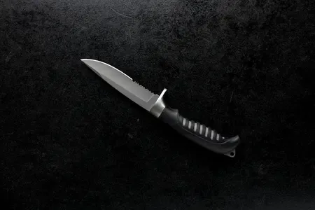 क्या ब्रिटेन में चलती ट्रेन में यात्रियों पर चाकुओं का हमला हुआ?