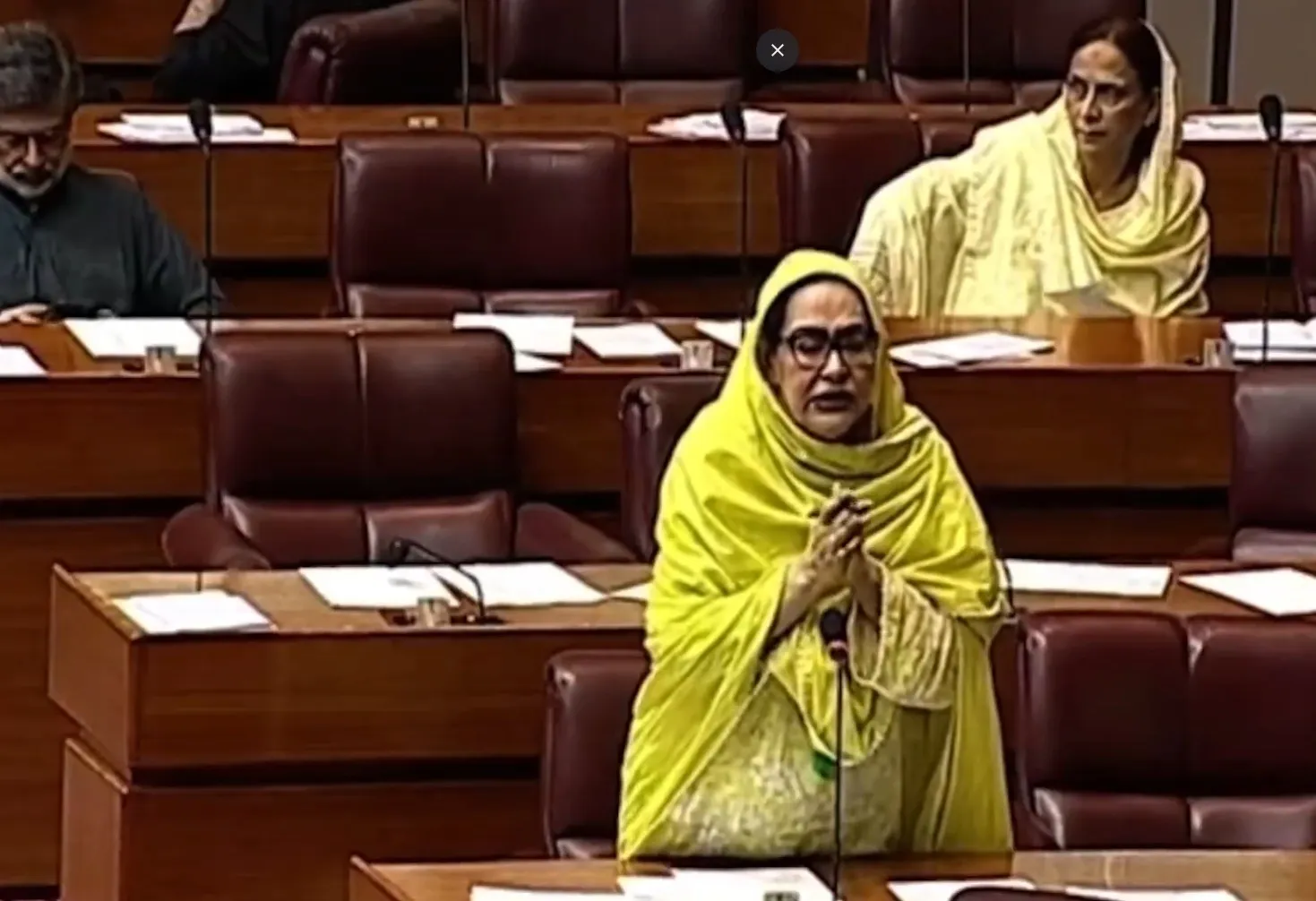 What are the challenges faced by Pakistani pilgrims during Haj in Mecca?