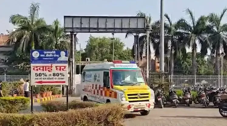Building collapses in Delhi's Seemapuri, many feared trapped under debris