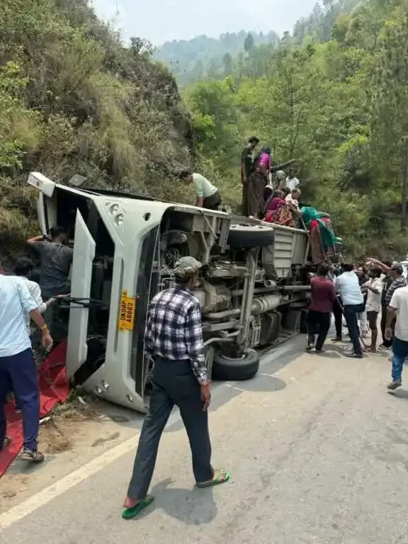 What Happened When a Bus to Kedarnath Overturned in Tehri?