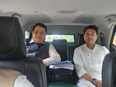 सिंधिया और सोनोवाल ने कारपूलिंग से दिया ऊर्जा संरक्षण का संदेश, एक कार से पहुंचे कैबिनेट बैठक