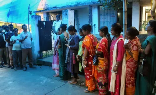 What Report is the Calcutta HC Requesting from the ECI Regarding Polling Booths in Bengal?