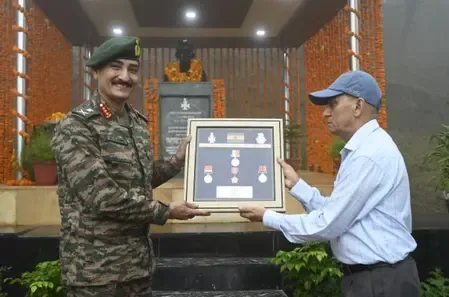महावीर चक्र से सम्मानित कैप्टन चंद्र नारायण सिंह के परिवार ने गढ़वाल राइफल्स को वीरता पदक प्रदान किए