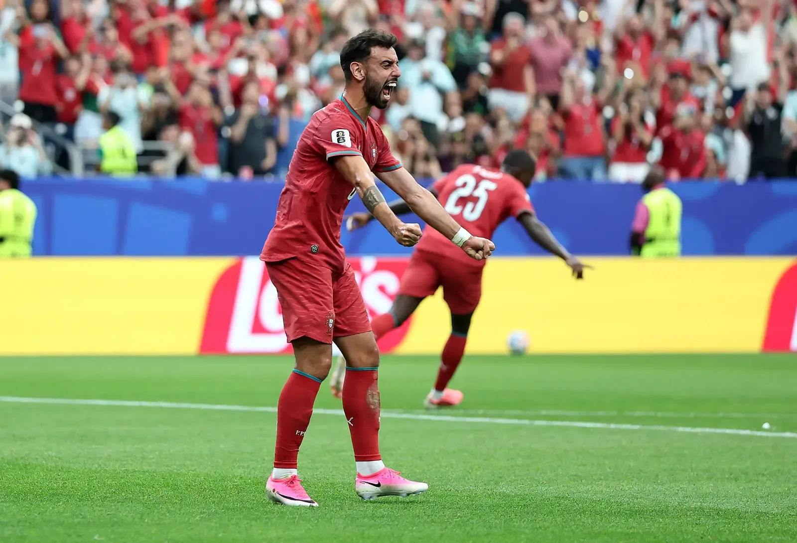 Carrick backs Fernandes as Man Utd captain ahead of Chelsea clash
