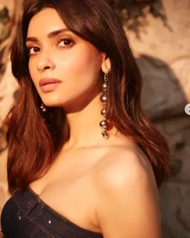 क्या डायना पेंटी ने कैजुअल लुक में डेनिम स्कर्ट-टॉप में तस्वीरें साझा की हैं?
