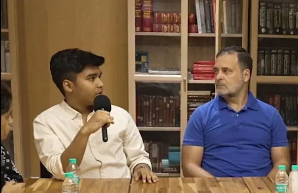 सीबीएसई रिजल्ट विवाद: राहुल गांधी ने छात्रों से की मुलाकात, 'देशद्रोही' ट्रोलिंग पर मोदी सरकार को घेरा
