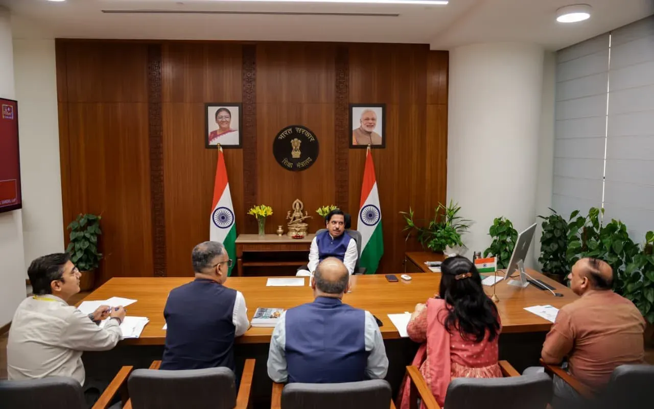 सीबीएसई सुधार पर शिक्षा मंत्री प्रह्लाद जोशी की उच्चस्तरीय बैठक, पारदर्शिता और जवाबदेही पर जोर