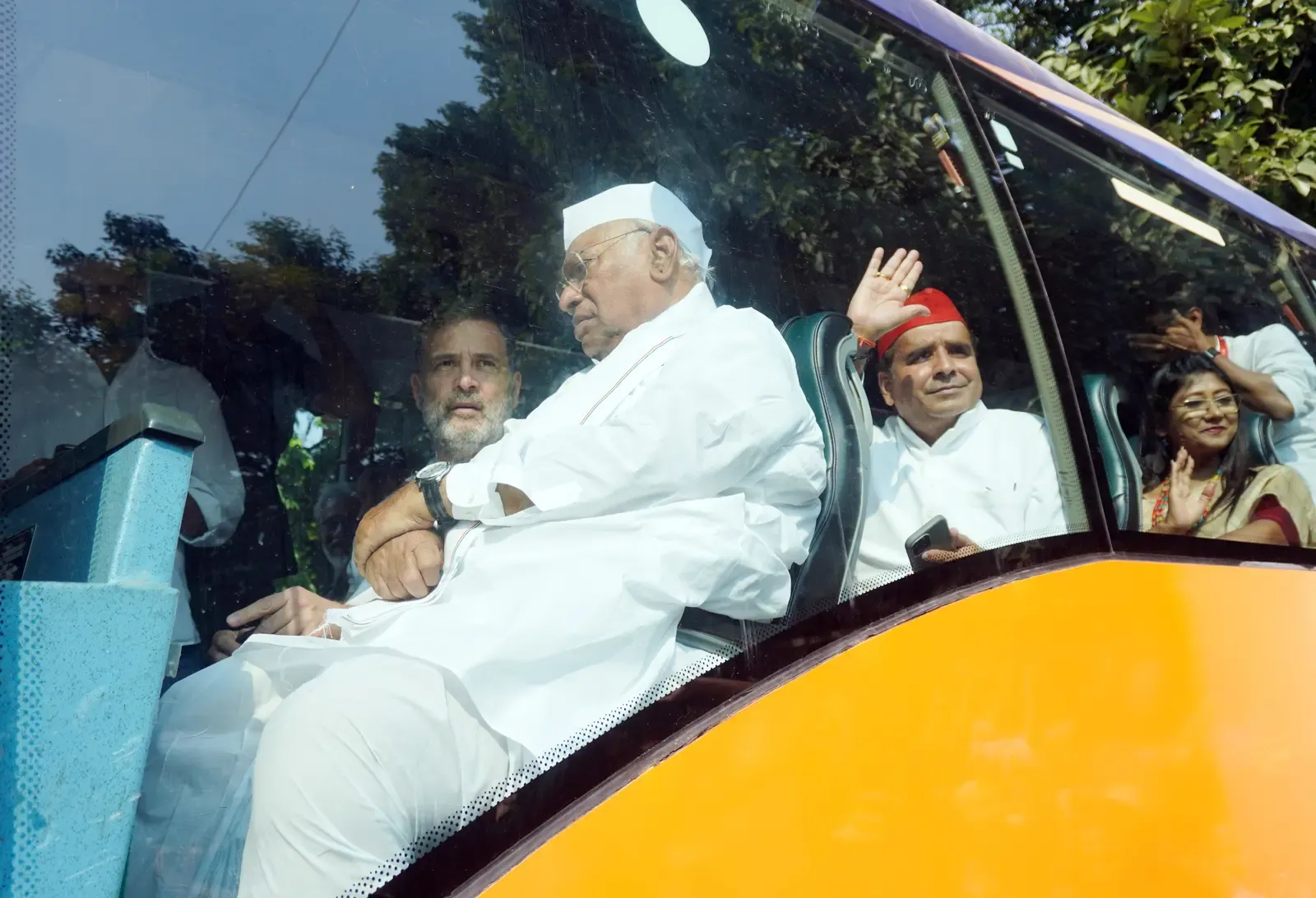 सीईसी ज्ञानेश कुमार के खिलाफ इंडिया ब्लॉक का सुप्रीम कोर्ट मार्च, राहुल गांधी-खड़गे अगुवाई में विपक्ष एकजुट