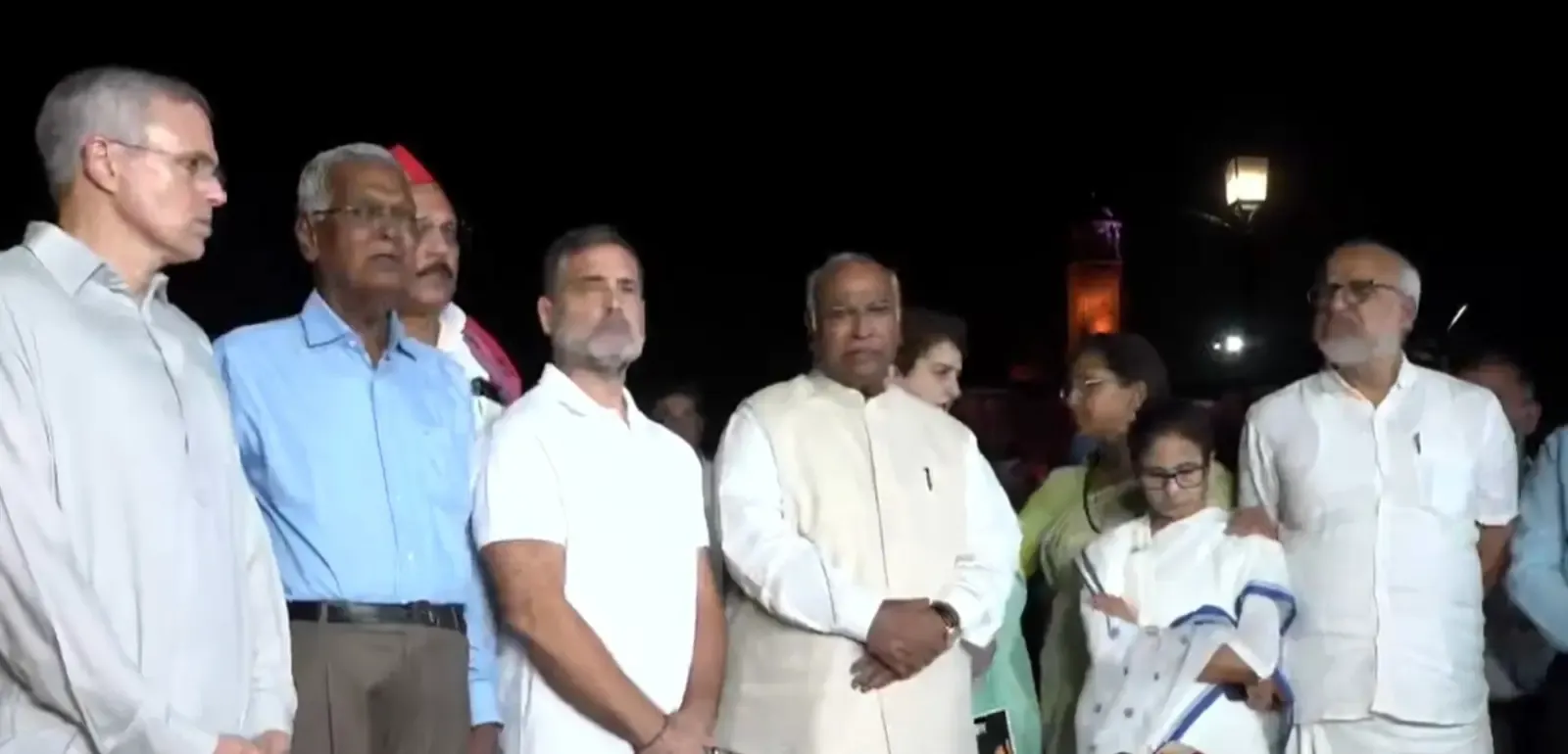 सीईसी विवाद: विपक्षी प्रतिनिधिमंडल ने राष्ट्रपति मुर्मु को सौंपा ज्ञापन, मांगे सबूत