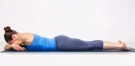 सर्वाइकल स्पॉन्डिलोसिस से परेशान? गर्दन दर्द और अकड़न दूर करने में कारगर योगासन 
