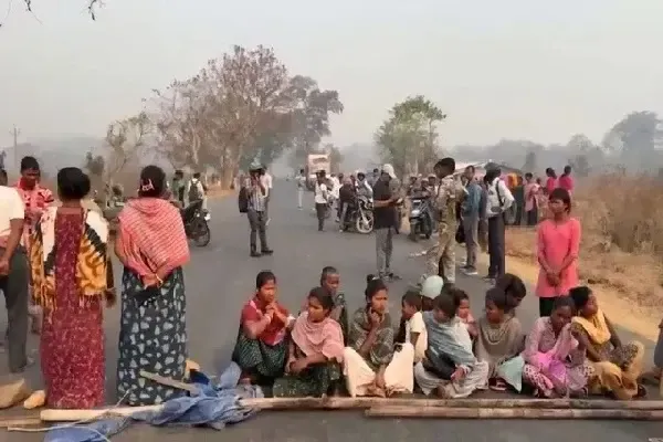 चाईबासा में तेज रफ्तार वाहन की चपेट में आकर महिला की मौत, ग्रामीणों ने एनएच जाम किया