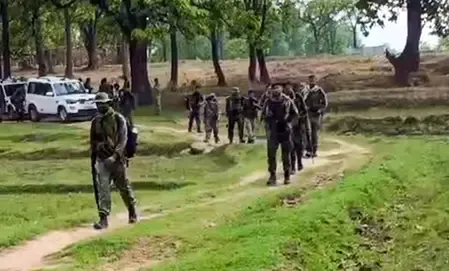 चाईबासा: पश्चिमी सिंहभूम के जंगलों में नक्सलियों और सुरक्षा बलों के बीच मुठभेड़, सर्च ऑपरेशन तेज