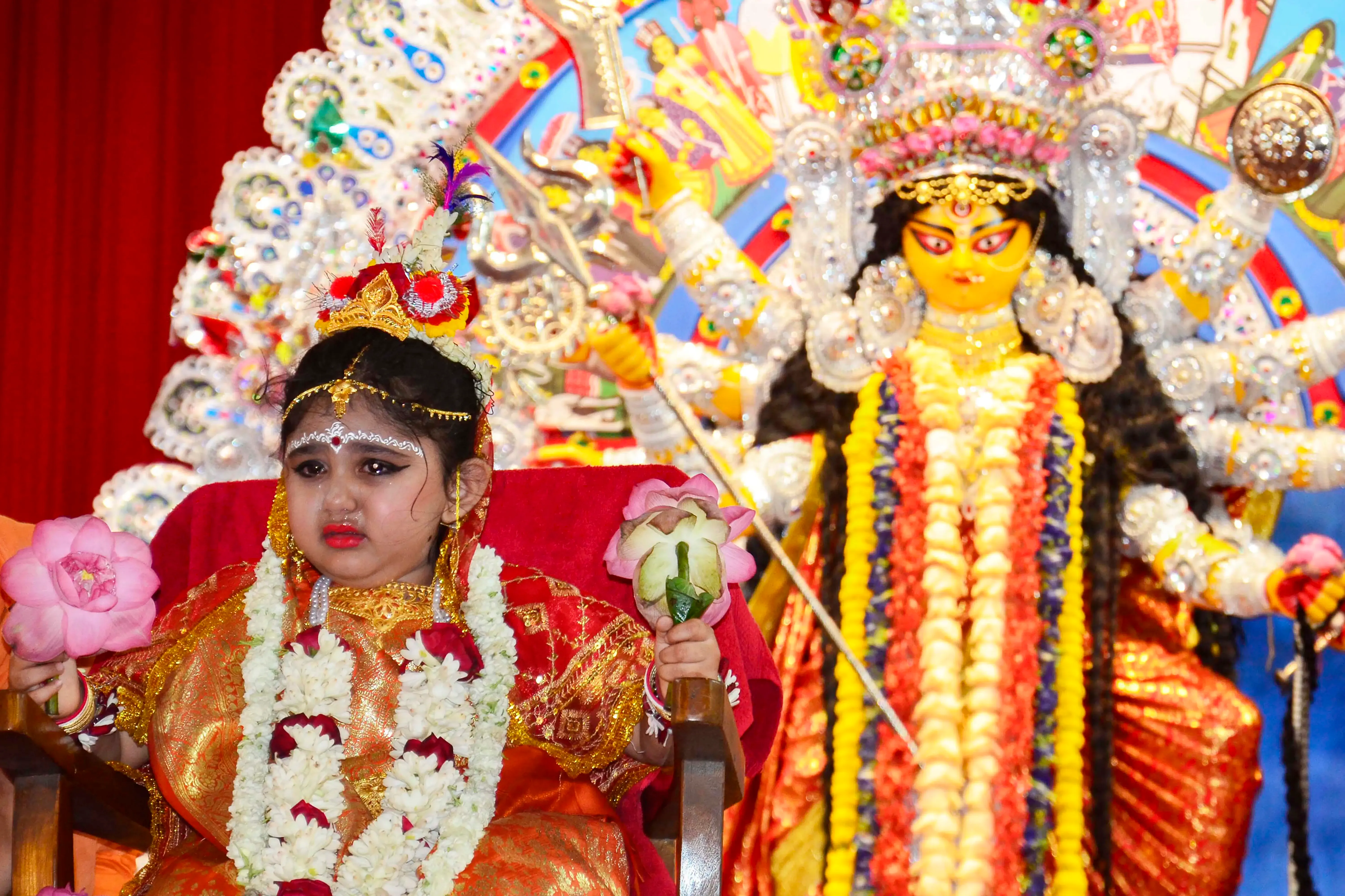 चैत्र अष्टमी और रामनवमी के अवसर पर भक्तों की उमड़ी भीड़, देवी और राम मंदिरों में उत्सव का माहौल