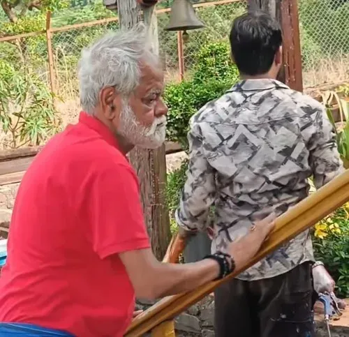 संजय मिश्रा का सादगी भरा अंदाज़: मंदिर में सैंडपेपर से जंग साफ करते आए नज़र