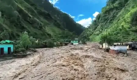 चमोली आपदा : चारों तरफ तबाही का मंजर, स्थानीय लोगों ने बताया- हालात काफी खराब
