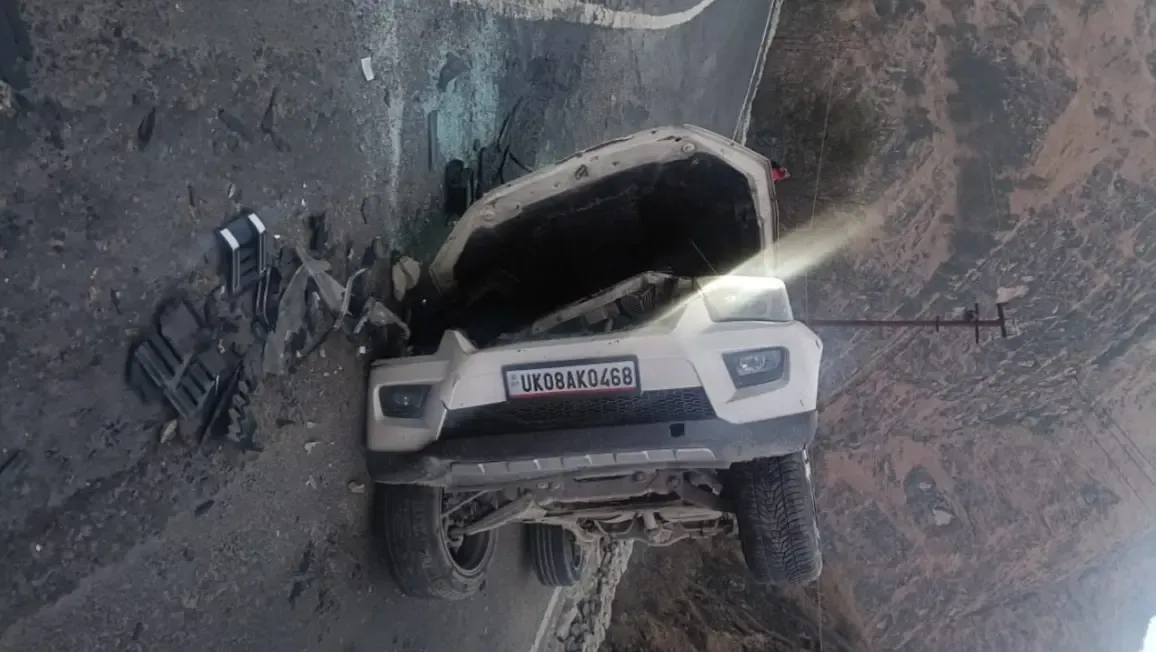 क्या चमोली में लौटते छात्रों की स्कॉर्पियो पलटी, सभी सुरक्षित हैं?