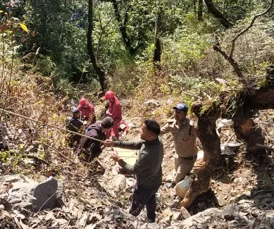 चमोली में ईको वैन 400 मीटर गहरी खाई में गिरी, एक परिवार के 3 सदस्यों की मौत, 3 घायल