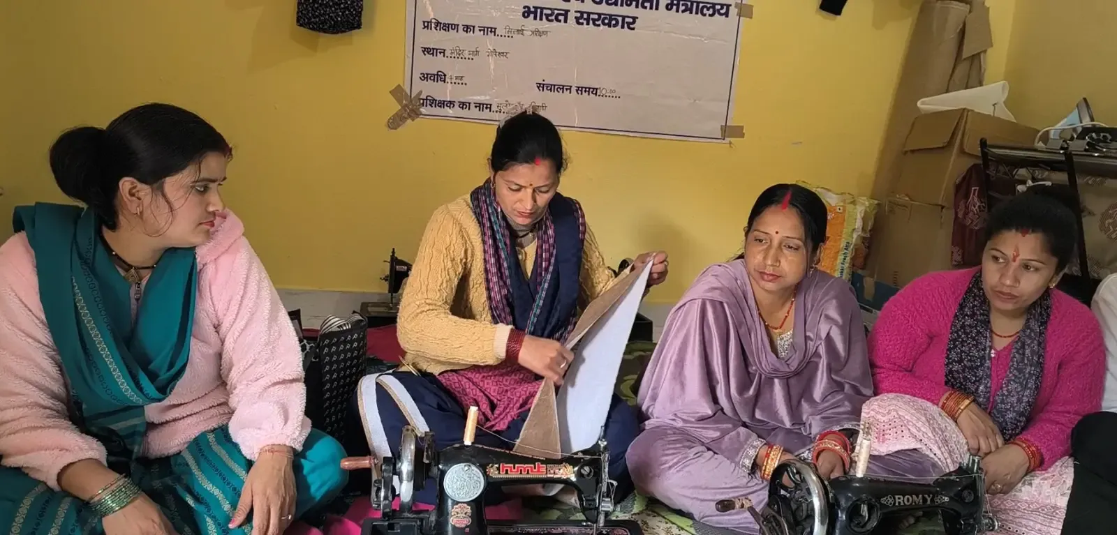 चमोली की महिलाएं जूट बैग निर्माण और हस्तशिल्प के माध्यम से बना रही हैं आत्मनिर्भरता की नई कहानी