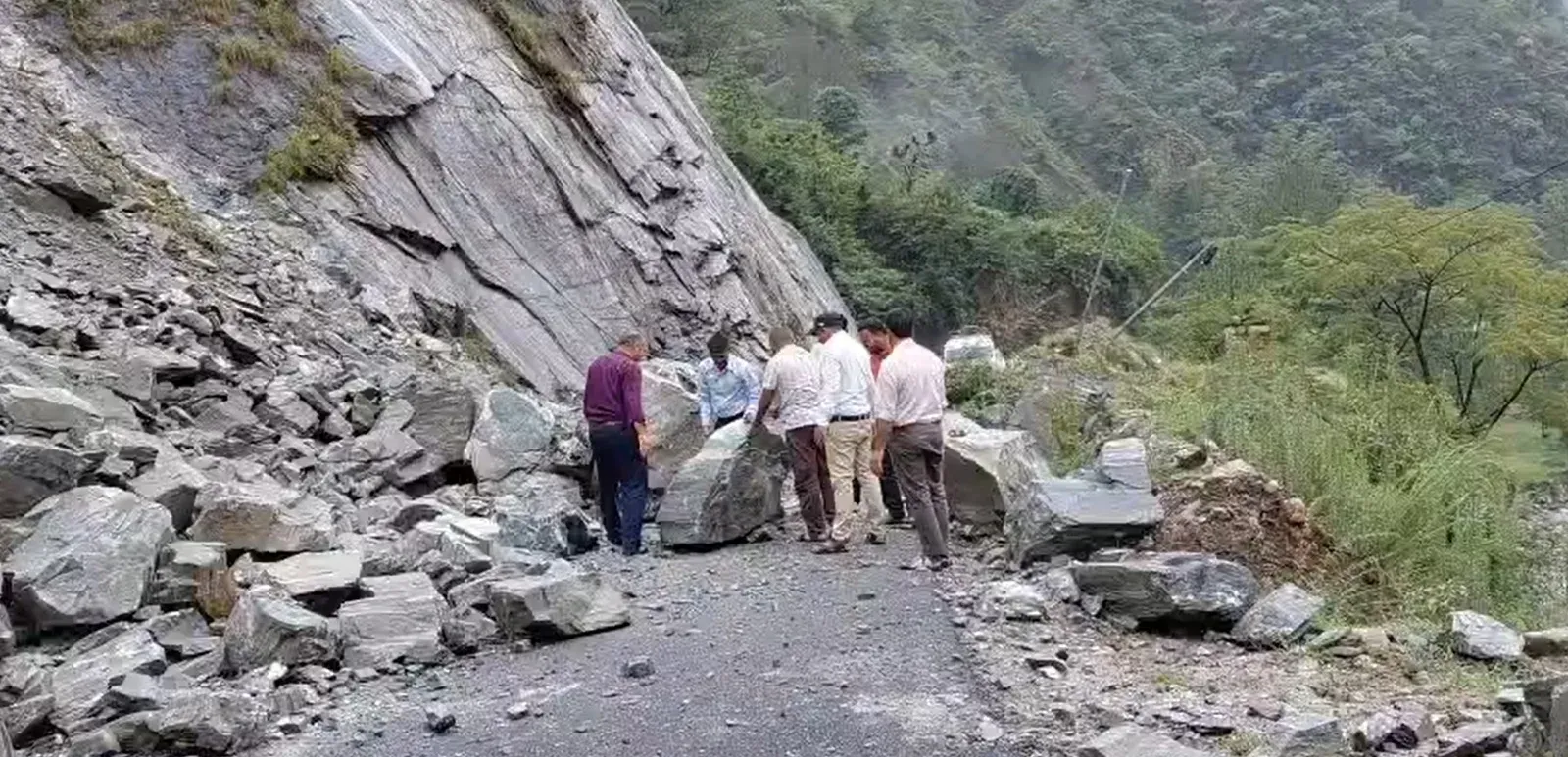 चमोली में भूस्खलन: नंदप्रयाग-नंदानगर मार्ग बंद, स्कूली बच्चों समेत यात्री फंसे