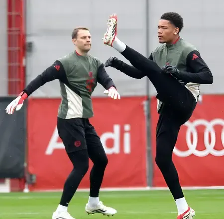 Bayern Munich Turns to 16-Year-Old Leonard Prescott Amid Goalkeeper Crisis