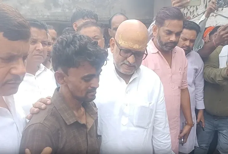चंदौली मंदिर हादसा: कांग्रेस ने योगी सरकार पर साधा निशाना, ₹1 करोड़ मुआवजे और सरकारी नौकरी की मांग