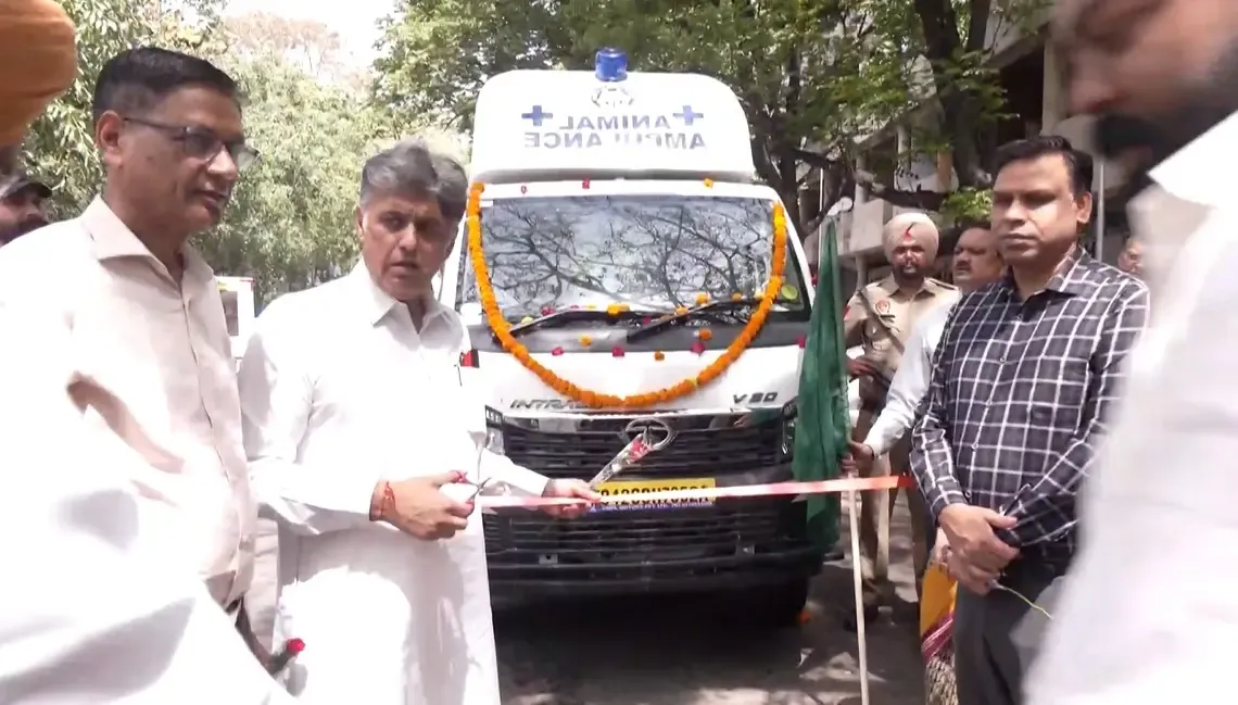 चंडीगढ़: कांग्रेस सांसद मनीष तिवारी ने पशु एंबुलेंस को दी हरी झंडी