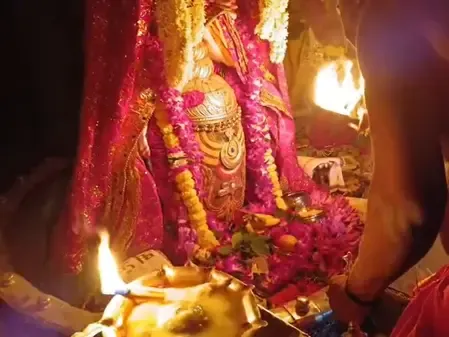 बाबा महाकाल ने दिया 'त्रिपुंड-चंद्रमा' वाले मनमोहक स्वरुप में दर्शन, भक्तों ने लगाए हर-हर महादेव के जयकारे