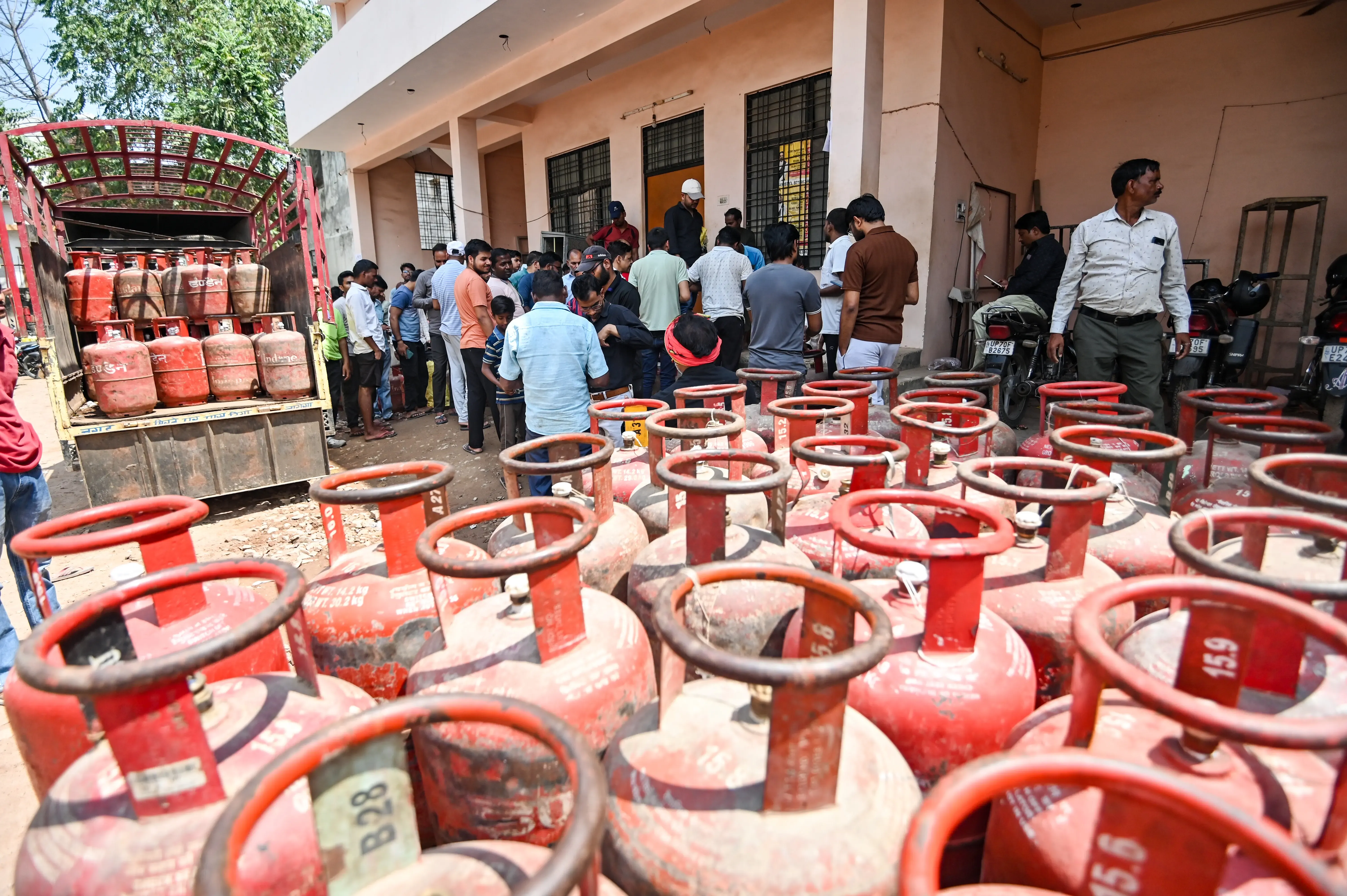 चारधाम यात्रा से पहले गैस आपूर्ति की समीक्षा: सचिव ने दिए आवश्यक निर्देश