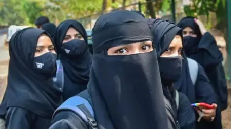 चतरा के सरकारी स्कूल में छात्राओं के बुर्के पर बवाल, शिक्षिकाओं पर लगाया मारपीट का आरोप