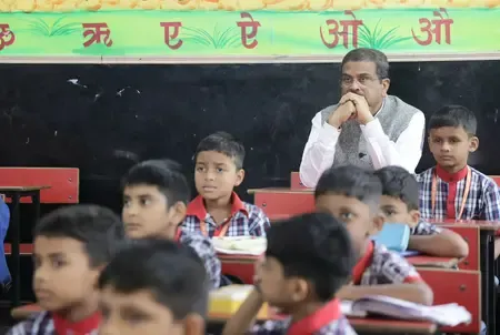 छात्रों संग बेंच पर बैठे शिक्षा मंत्री धर्मेंद्र प्रधान, 'विकसित भारत बिल्डाथॉन' शुरूॉ