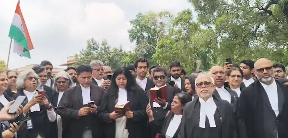 जंतर-मंतर छात्र प्रदर्शन: सुप्रीम कोर्ट के वकीलों ने पढ़ी संविधान की प्रस्तावना, पुलिस कार्रवाई की निंदा