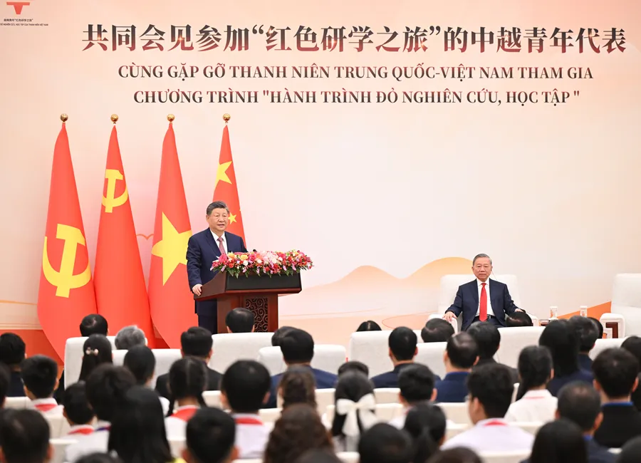 चीन और वियतनाम के नेताओं ने युवा प्रतिनिधियों से की संवाद