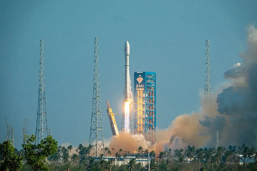 क्या चीन के वाणिज्यिक अंतरिक्ष कार्यक्रम ने वर्ष 2025 में नया इतिहास रचा?