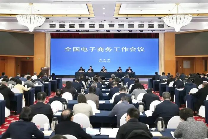 क्या चीन लगातार 13 वर्षों से विश्व का सबसे बड़ा ऑनलाइन खुदरा बाजार बना हुआ है?