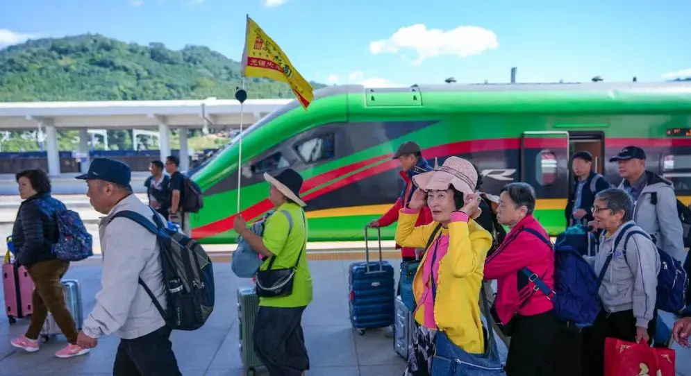 चीन-लाओस रेलवे की अंतरराष्ट्रीय यात्री ट्रेनें: 8 लाख से अधिक यात्रियों को सेवा प्रदान की