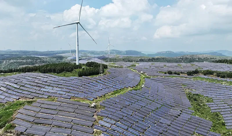 चीन की नवीकरणीय ऊर्जा स्थापित क्षमता 2.4 अरब किलोवाट के पार, पवन-सौर ऊर्जा में ऐतिहासिक उछाल