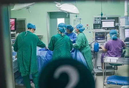 चीन में स्वास्थ्य कर्मियों की संख्या लगभग 1.6 करोड़