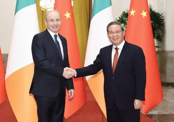 क्या चीनी प्रधानमंत्री ली छ्यांग ने आयरिश प्रधानमंत्री से वार्ता की?