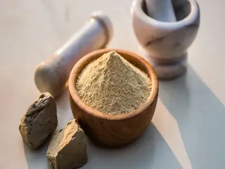 चेहरे से जुड़े हर मर्ज की दवा है मुल्तानी मिट्टी, जानें इस्तेमाल करने का सही तरीका