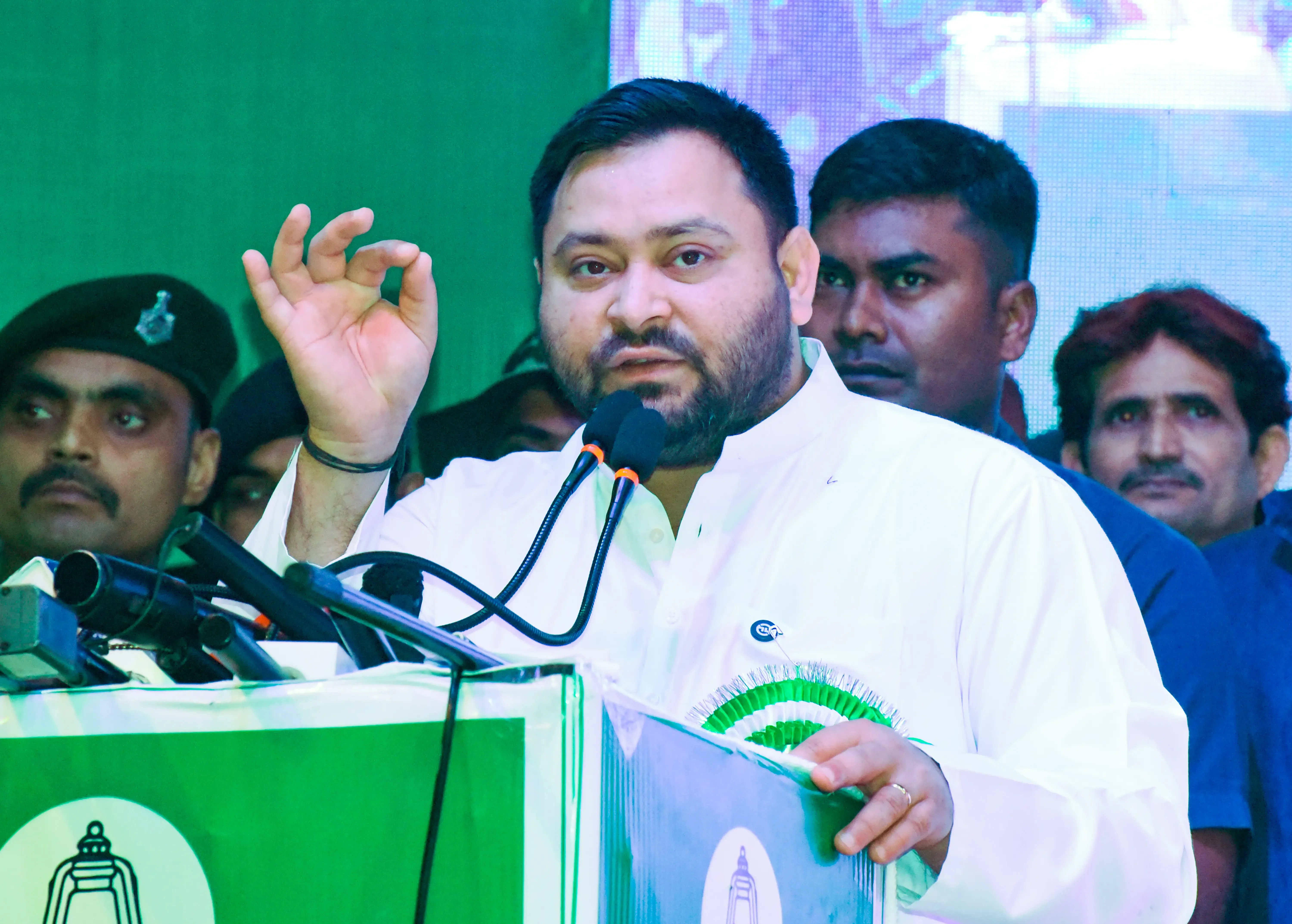 तेजस्वी यादव का तंज: छह-सात महीनों में बिहार ने देखे दो मुख्यमंत्री, विकास कैसे होगा?
