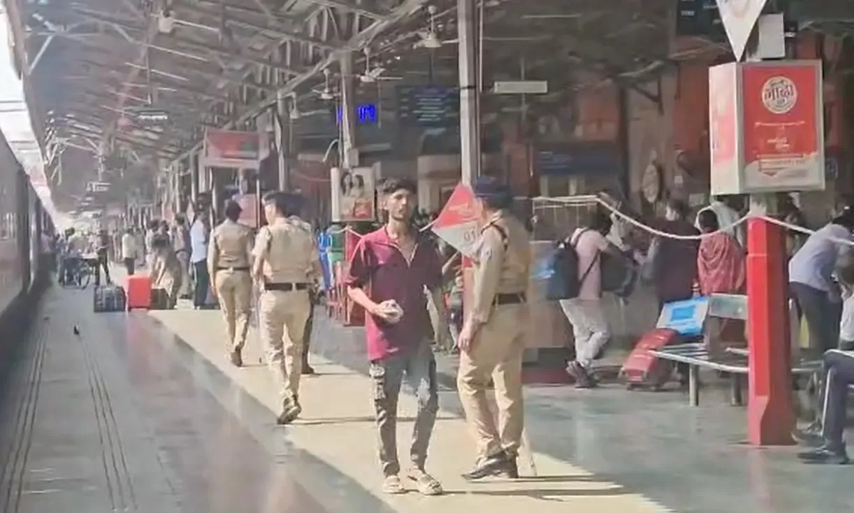 क्या छठ पूजा के लिए चारबाग रेलवे स्टेशन पर अधिकारियों ने कंट्रोल रूम का निरीक्षण किया?