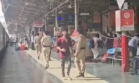 छठ पूजा : चारबाग रेलवे स्टेशन पर अधिकारियों ने किया कंट्रोल रूम का निरीक्षण