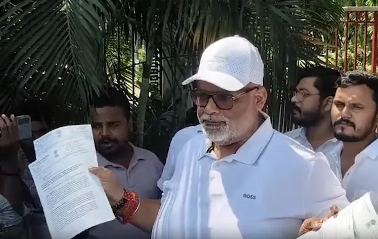 पप्पू यादव ने बिहार राज्यपाल को सौंपा 13 सूत्री ज्ञापन, बोले— राहुल गांधी पर आंच आई तो गिर जाएगी सरकार