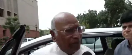 छात्रों को लेकर विपक्षी नेताओं ने सरकार पर निशाना साधा, खड़गे ने अनुराग ठाकुर को घेरा 