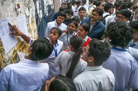 छत्तीसगढ़ बोर्ड रिजल्ट 2025: 10वीं में 77.15% और 12वीं में 83.04% छात्र उत्तीर्ण, लड़कियों ने मारी बाजी
