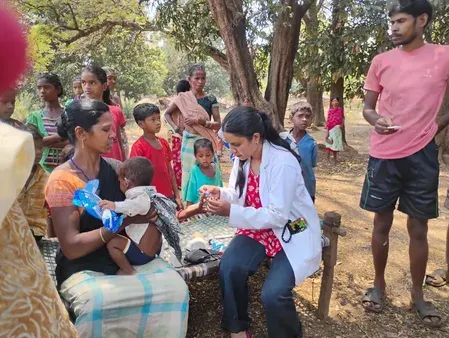 दंतेवाड़ा के बड़ेपल्ली में स्वास्थ्य क्रांति: डॉक्टरों ने 13 किमी पैदल चलकर 227 ग्रामीणों की जांच की