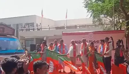 छत्तीसगढ़ के बाढ़ पीड़ितों के लिए गुजरात से रवाना हुई राहत सामग्री, सीएम भूपेंद्र पटेल ने दिखाई हरी झंडी