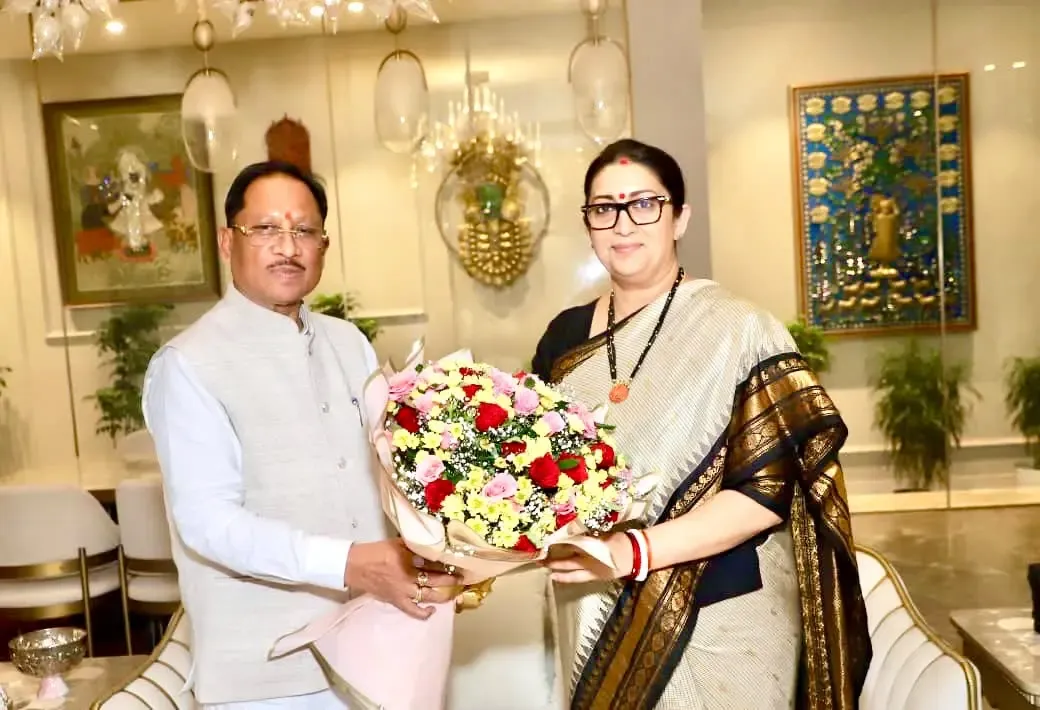 छत्तीसगढ़ CM विष्णु देव साय ने स्मृति ईरानी से मिले, बस्तर विकास और जनकल्याण योजनाओं पर चर्चा