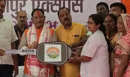 छत्तीसगढ़ : मुख्यमंत्री विष्णु देव साय पहुंचे बगिया, 12 दीदियों को ई-रिक्शा का दिया तोहफा